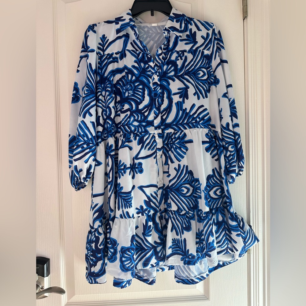 Short Blue white patterned dress long sleeve